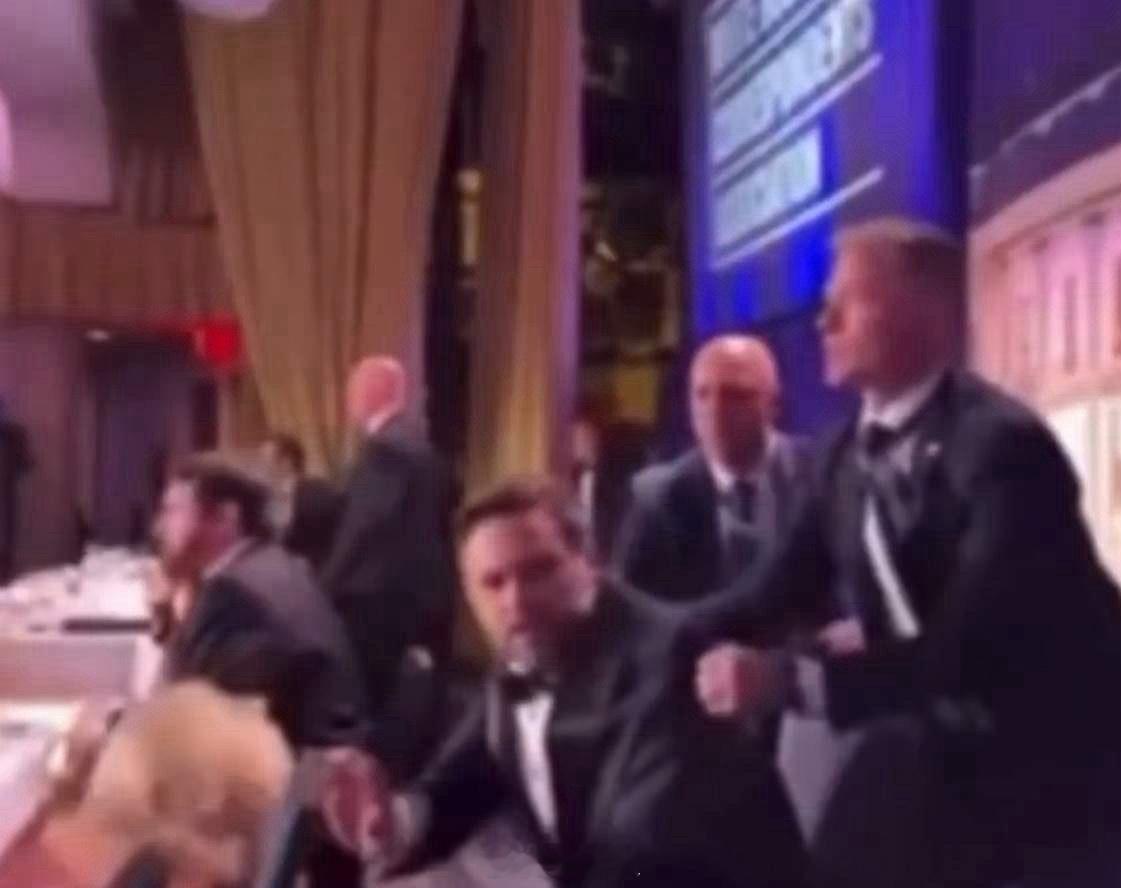 白宫晚宴枪响之后，副总统万斯居然先跑了，关键时刻也不招呼特朗普一声。视频显示，安