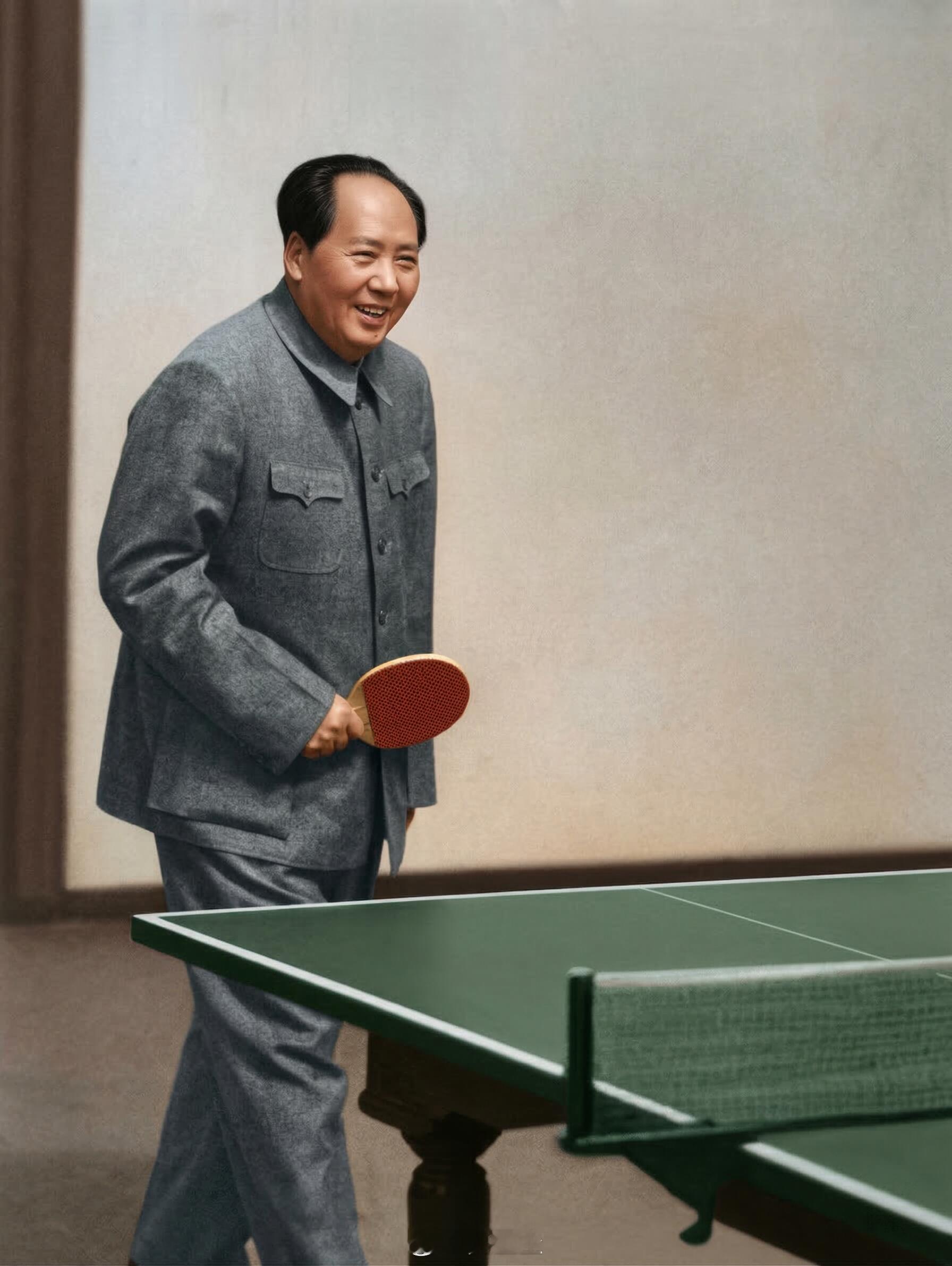 毛泽东同志乒乓球台前，他手握球拍，脸上漾开了如春风般的笑容。没有指挥千军万马的