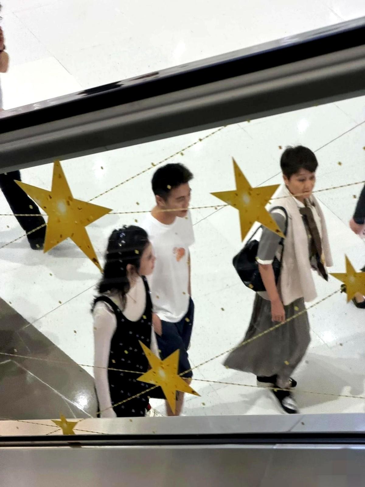 刷到奚梦瑶他们一家子逛三亚免税城的图，我第一反应不是羡慕。是好奇。那种好像要