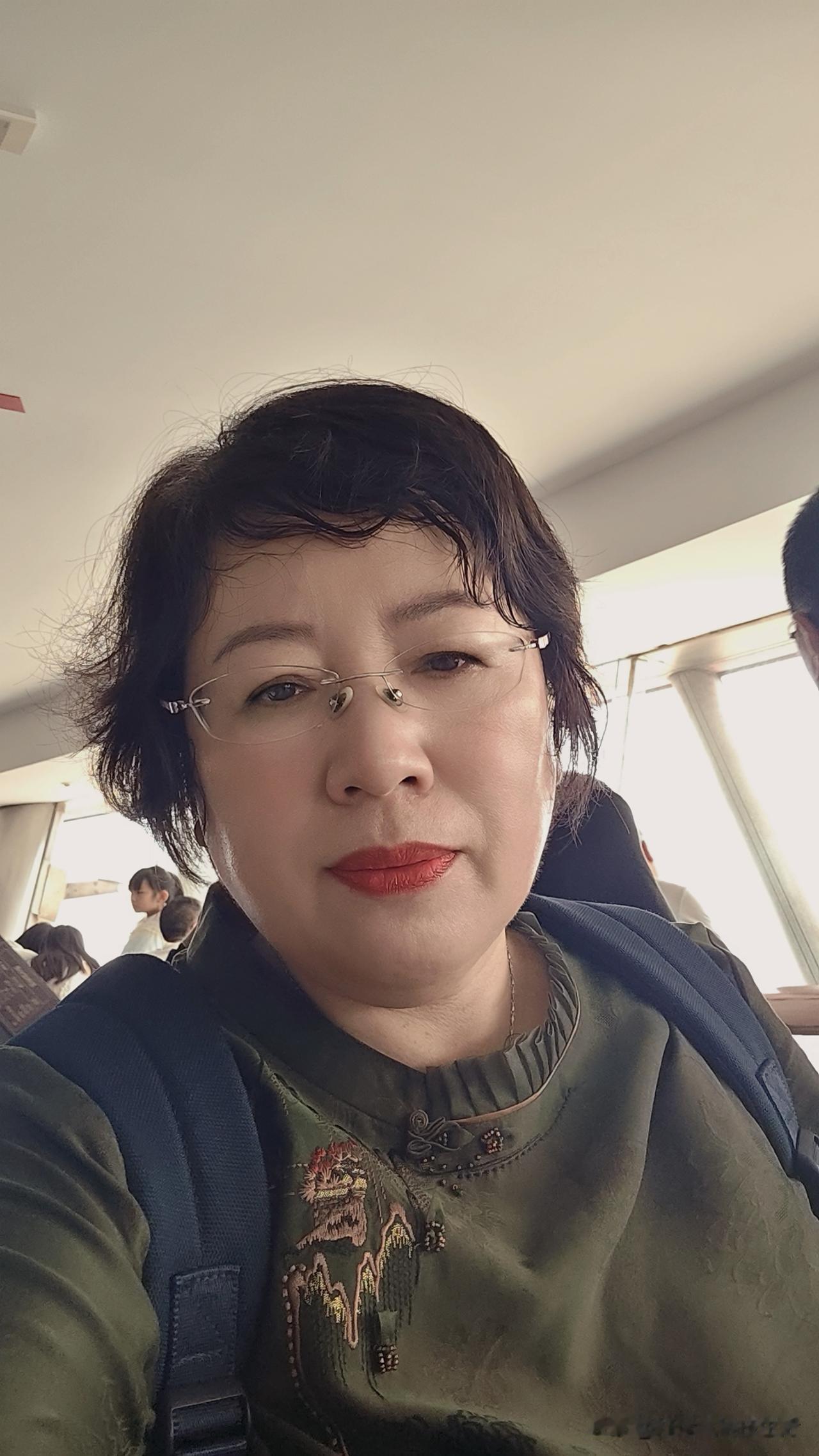 总算打卡上海地标东方明珠！今天算是把排队体验拉满了，景区进门要排长队，等候电梯又