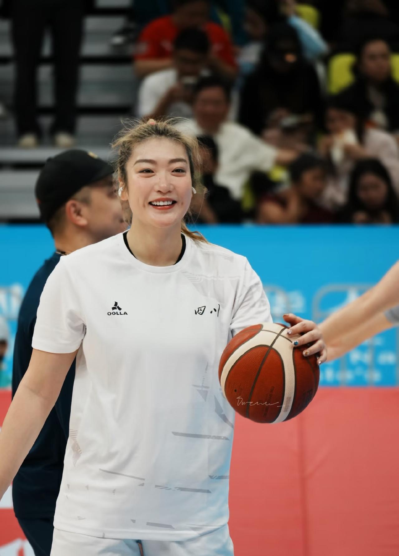 你认为李梦对女篮有多重要李梦在中国女篮的时候，从来也不是救火队员，她只会锦上添花