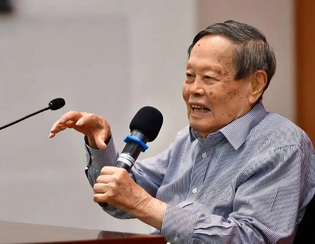 杨振宁将清华薪资，诺贝尔奖金捐献出来，看到金额，才知道多伟大2003年，8