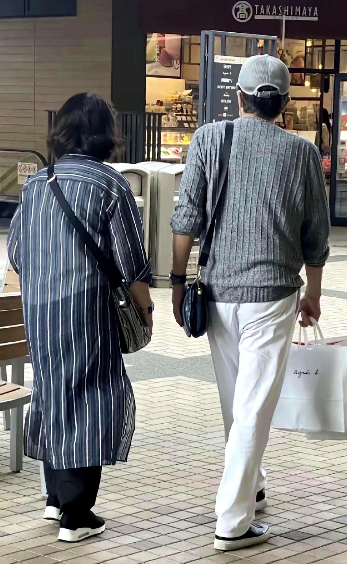“幸子”老了，爱情没老。地铁里那张偷拍，像一记闷拳。山口百惠的发福让人愣