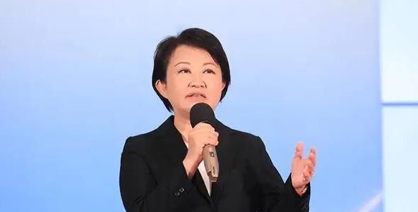 卢秀燕完全“转绿”！ 台中市长卢秀燕日前在市议会答询时叫嚣，“不管是哪个国籍