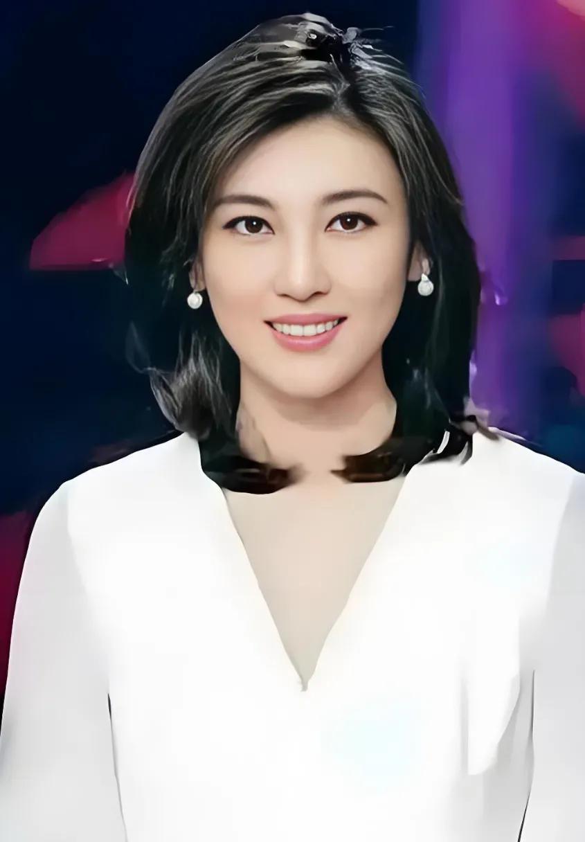 李红和桑晨都是央视美女主持人，他们两同为央视《海峡两岸》的主持人，都是那么知性优