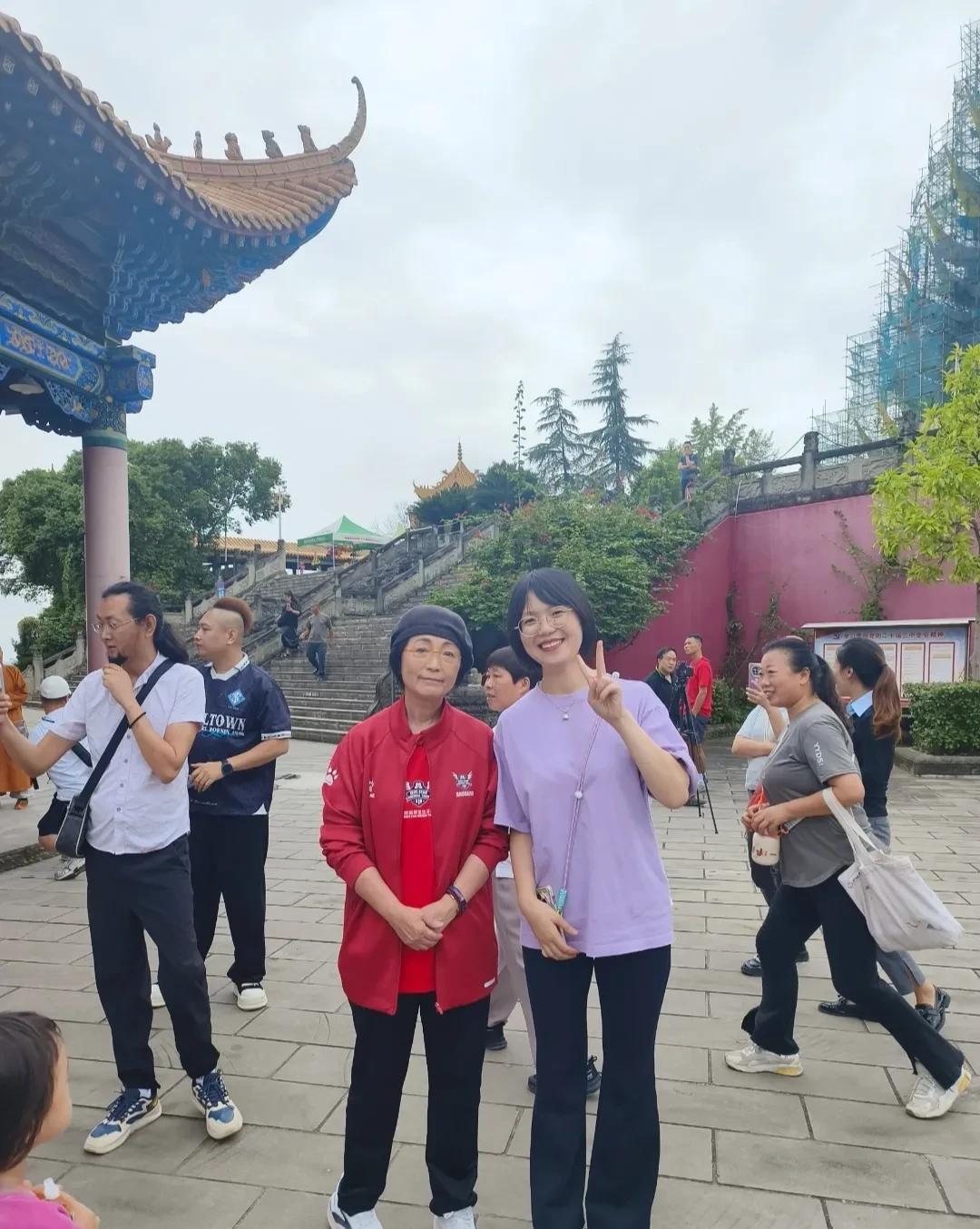 “石榴姐”苑琼丹现身四川遂宁灵泉寺，62岁的她，看起来并不年轻，穿着一件红色的明