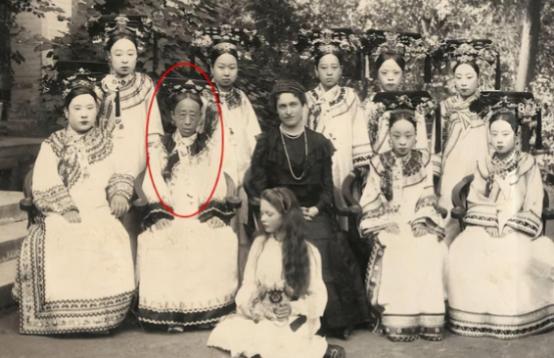 年近50岁的慈禧正在试穿新衣服，忽然听见身后有人说道：”一个老寡妇，妖里妖气的，