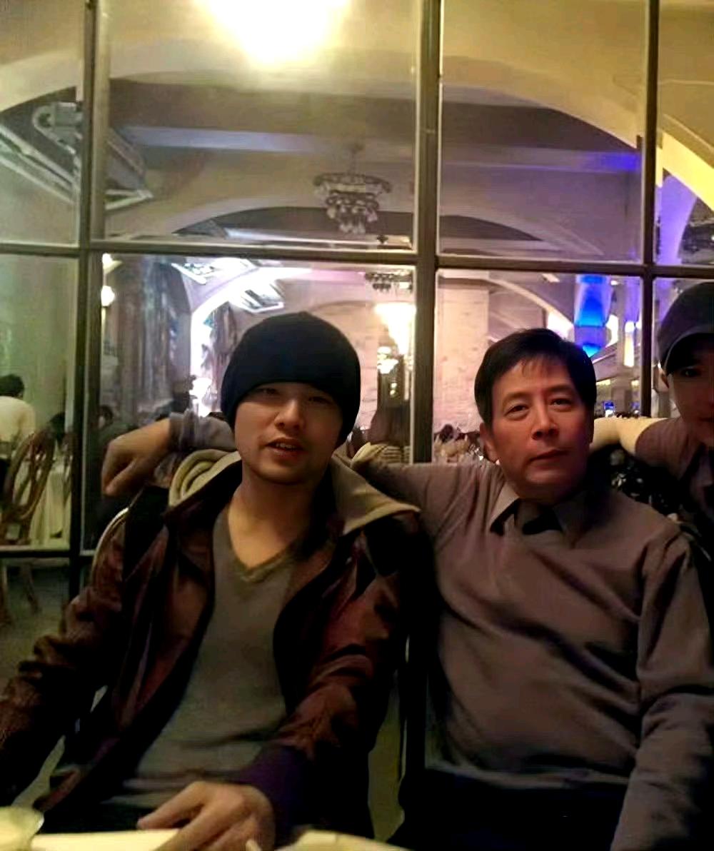 周杰伦14岁时候父母离异！周杰伦随母亲外婆生活！周杰伦母亲家生活一般！妈妈从小省