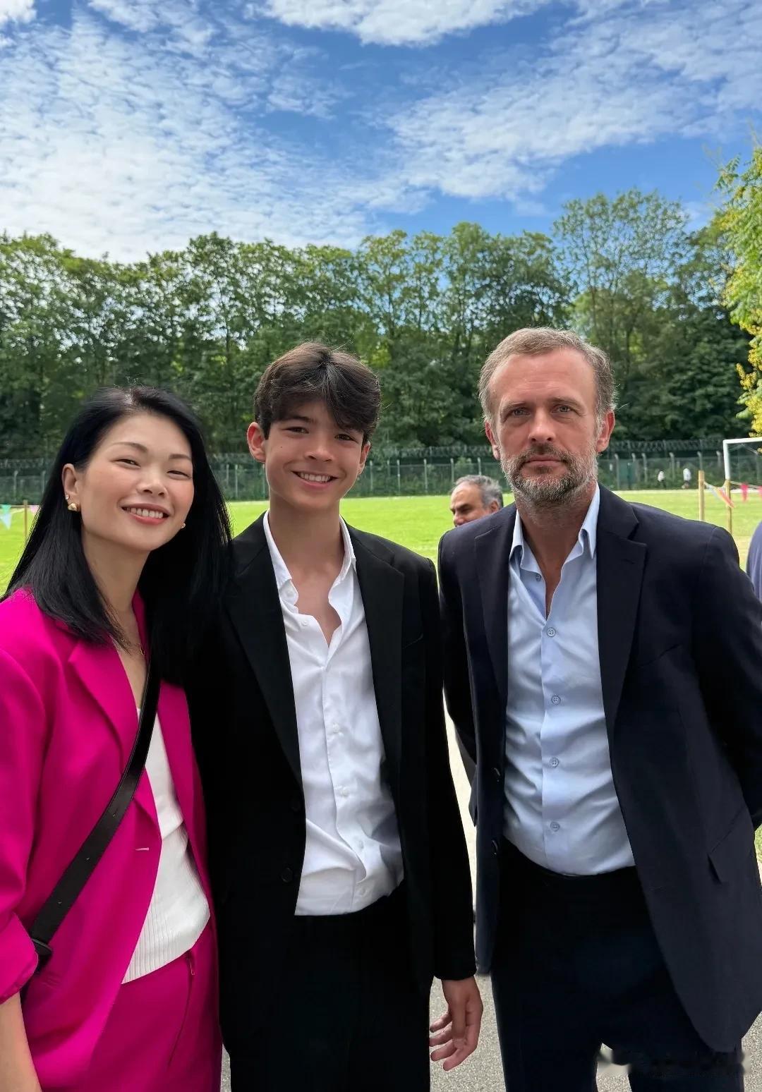国际名模吕燕，和老公一起去儿子的学校参加初中毕业典礼，母子俩长得挺像的，法国贵族