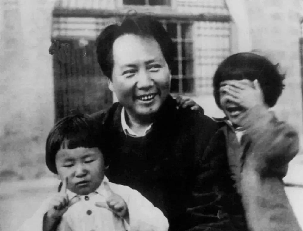 53岁的毛主席，满头黑发，这还是比较少见的。这张照片拍摄于1946年，拍摄地点