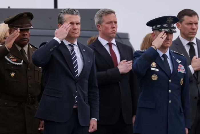 五角大楼吵翻天！《华尔街日报》4月19日爆料，美国国防部长赫格塞思，在办公室里当