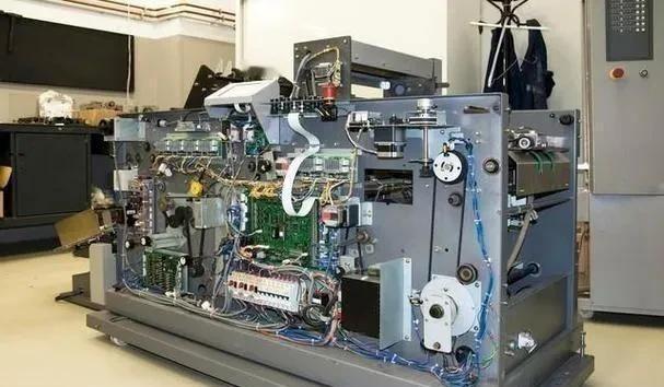 阿斯麦曾向美国承诺：只要解放军攻台，立刻远程瘫痪台积电光刻机。假如阿斯麦追随美国