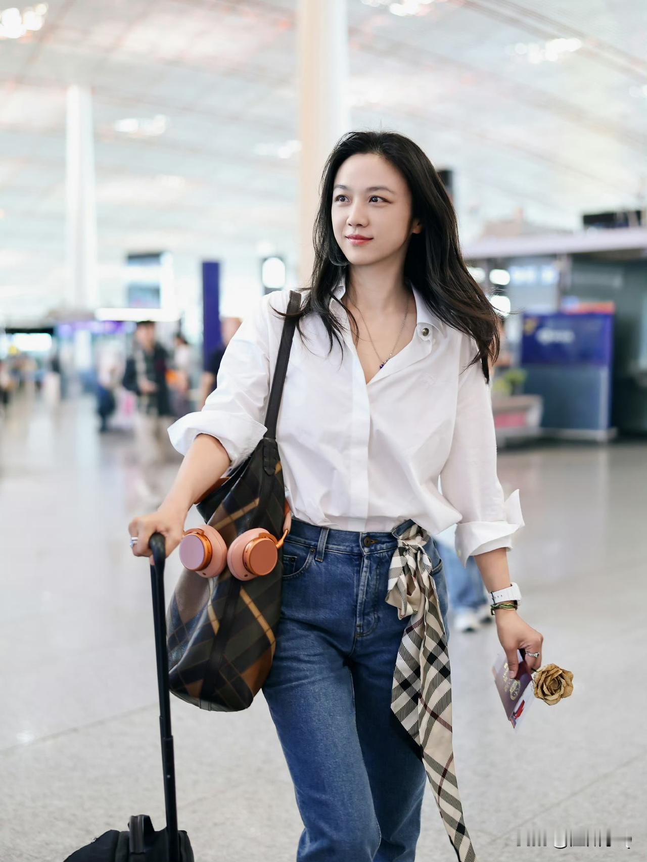汤唯身上的松弛感真不是一般人能营造出来的，因为她是真的很放松很潇洒。她衣着基础款