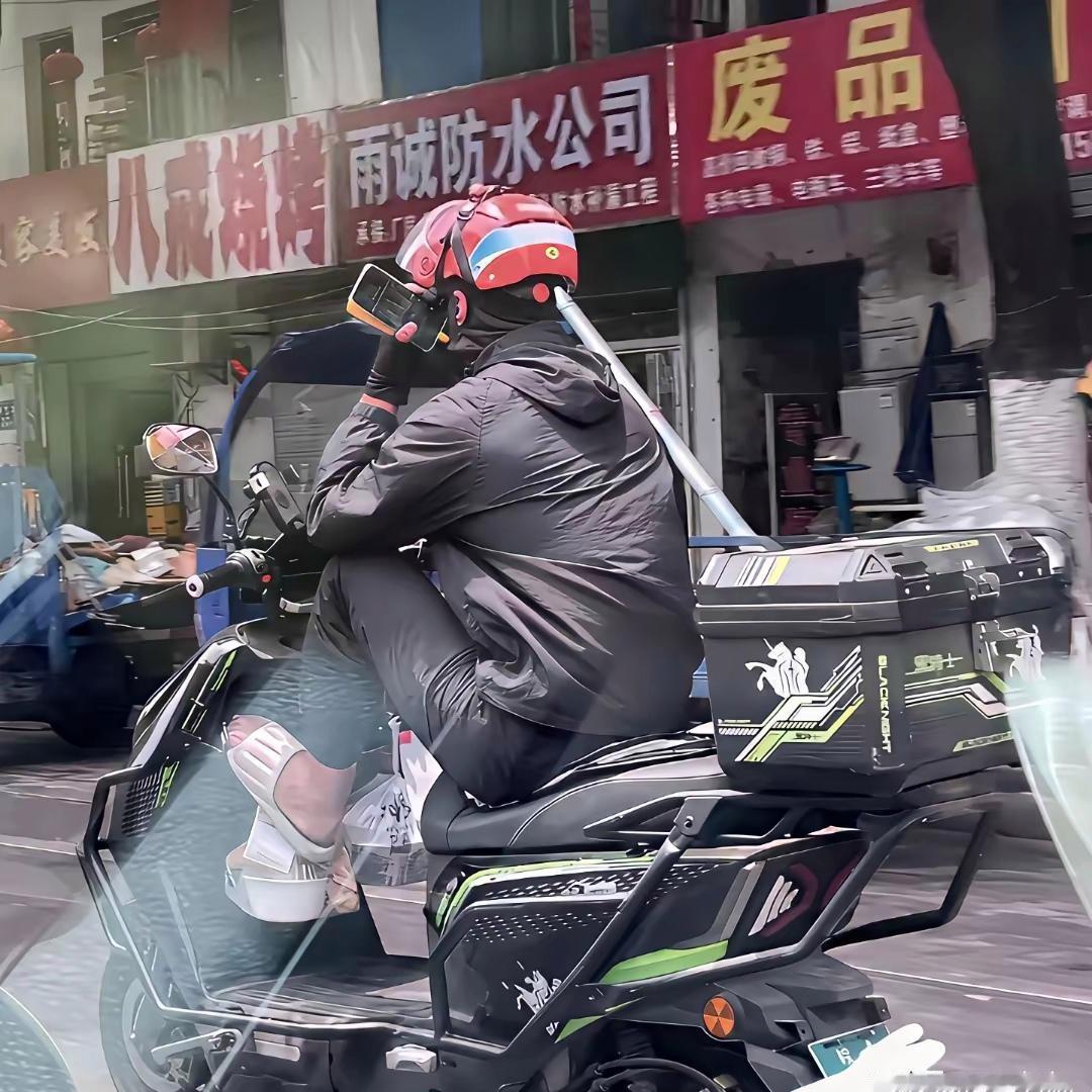 看完配送过程直呼受不了！现在外卖的配送乱象没人整治吗偶然撞见外卖员配送食物