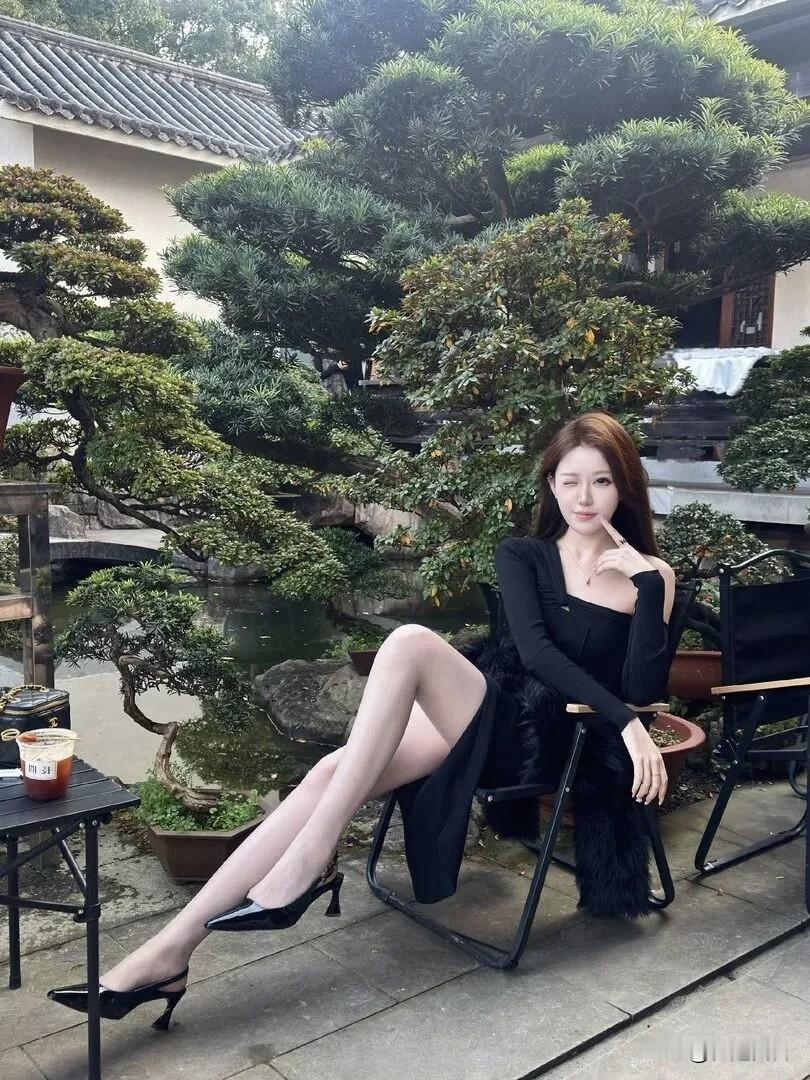 优雅黑裙，庭院中的静谧时光！