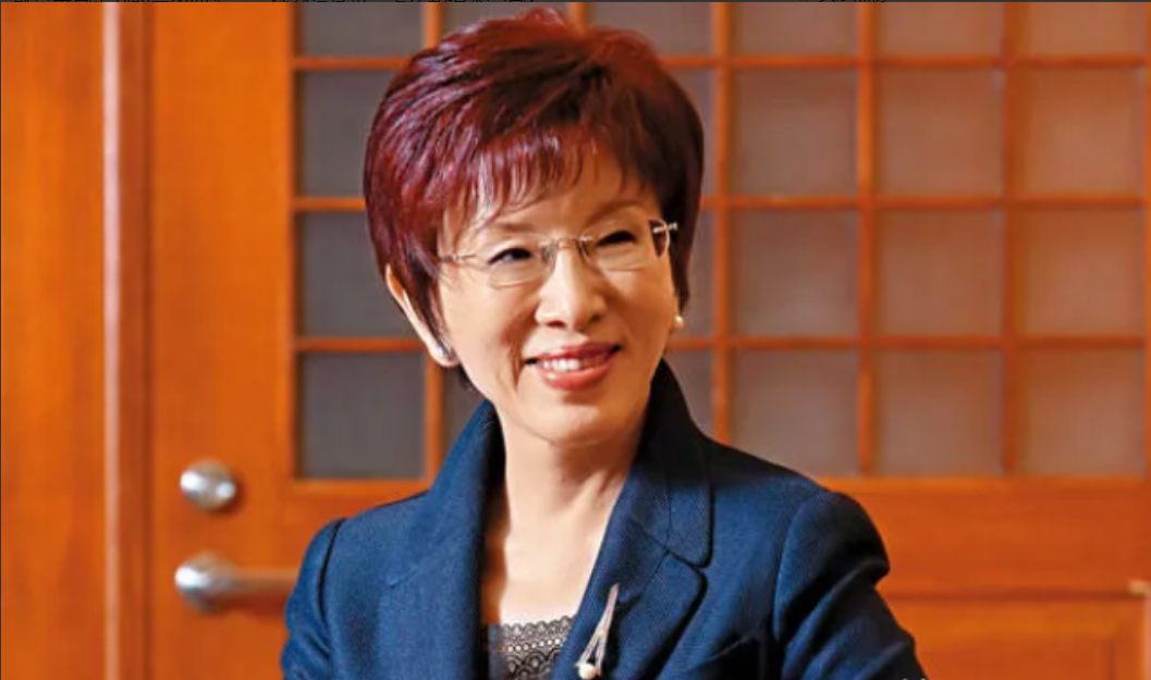 洪秀柱今天在北京再次喊出“我们都是中国人，两岸都是一家人，两岸同属一个中国”。洪