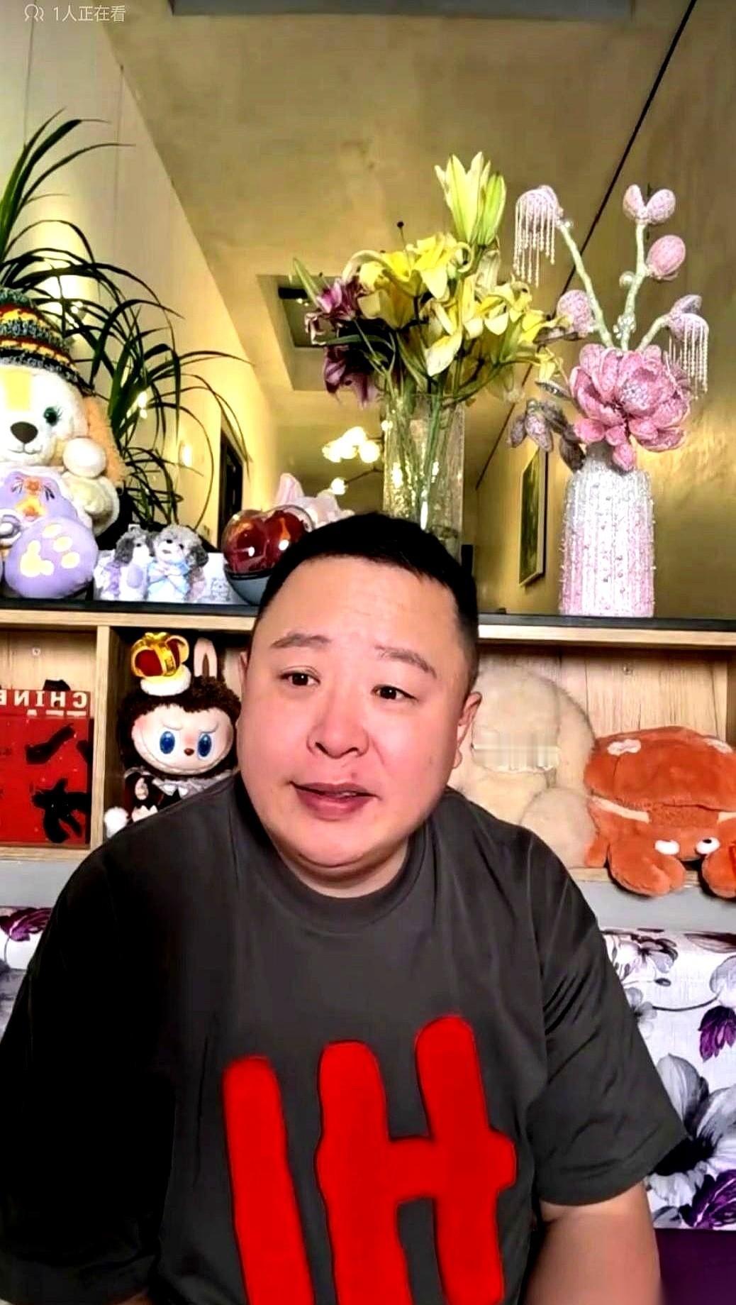 整个德云社都在台上，灯火通明，就他一个人，孤零零地站在幕布边上报幕。嘴里念着别