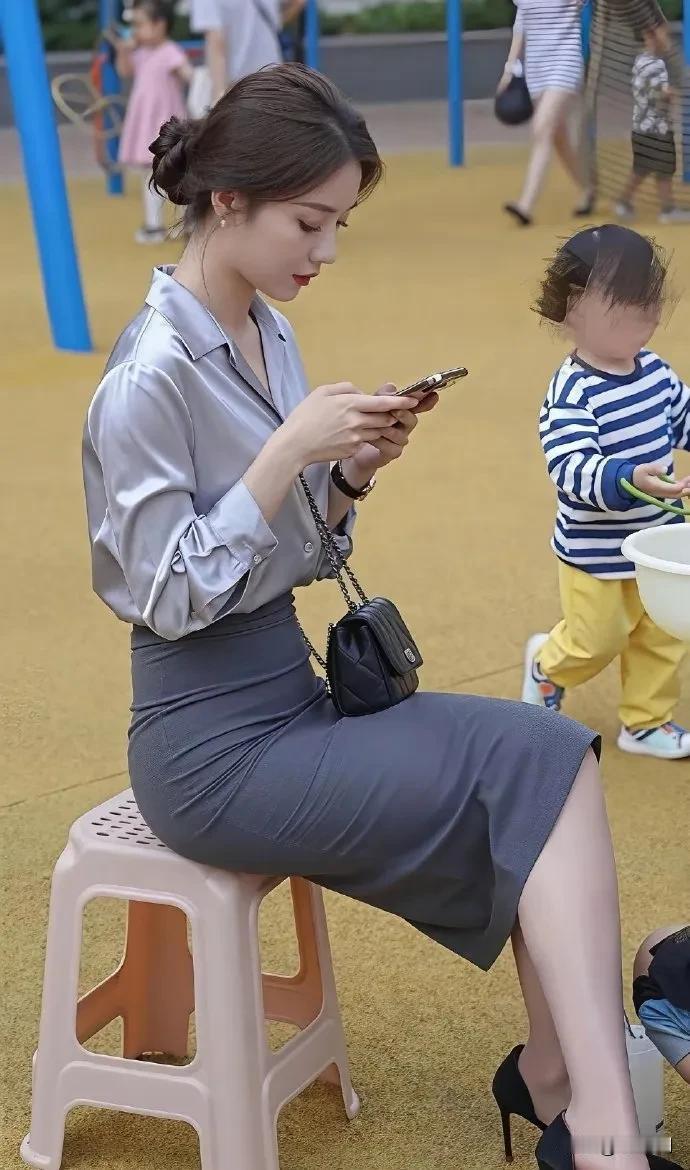 一男子发文称自己是离异带孩子，在一次幼儿园亲子活动的时候看上了一位同样离异带娃的