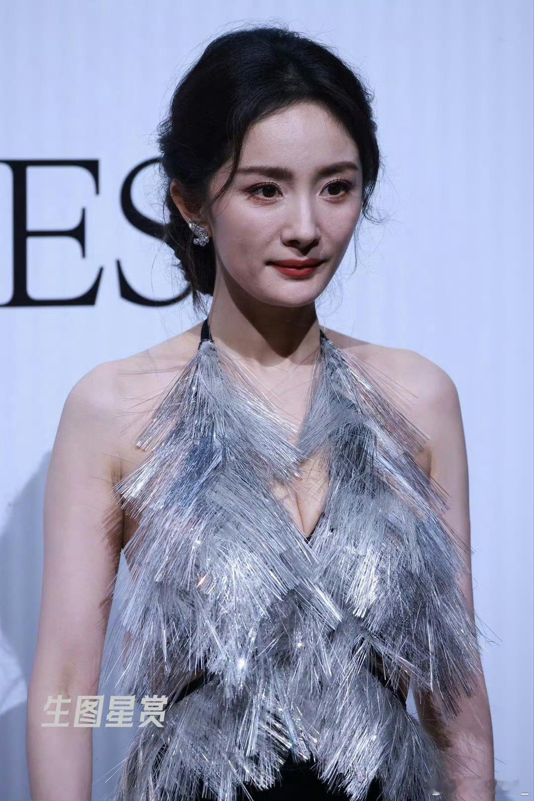 谢依霖杨幂都生了我怕什么杨幂深邃又迷人