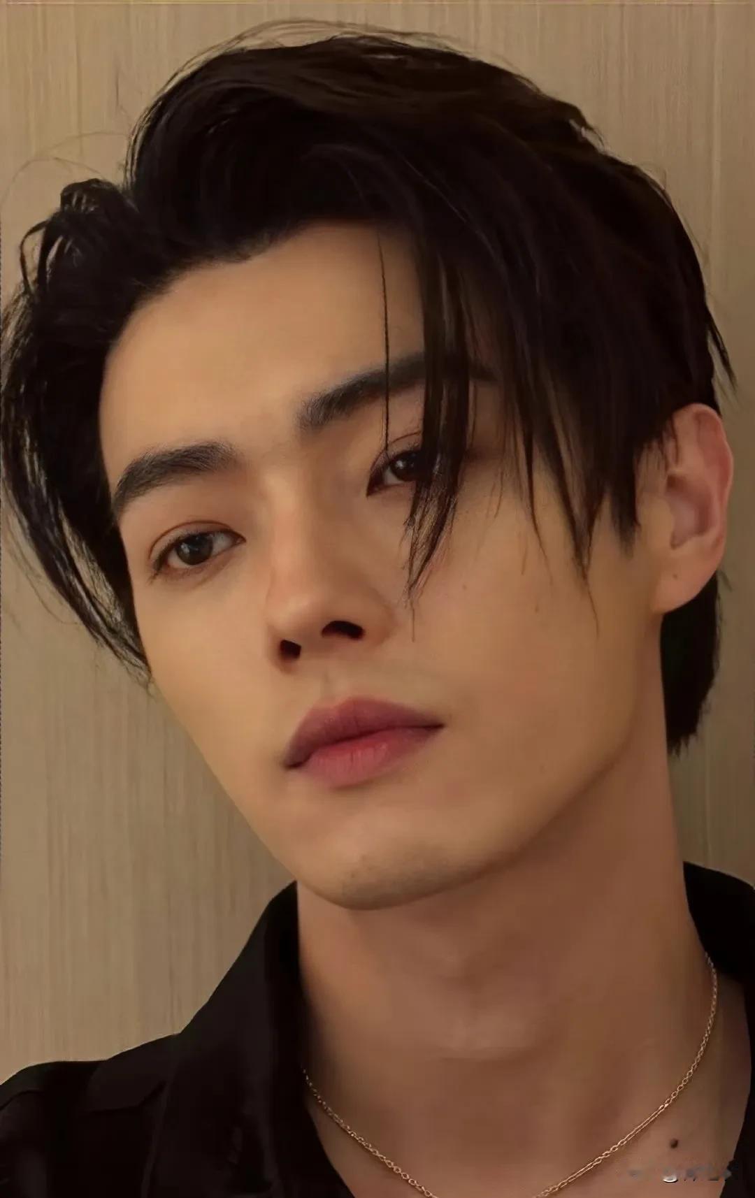 纯纯吃瓜人，对于许荔莎说许凯出轨的事情，虽然她觉得自己很委屈，但是目前她只是自述
