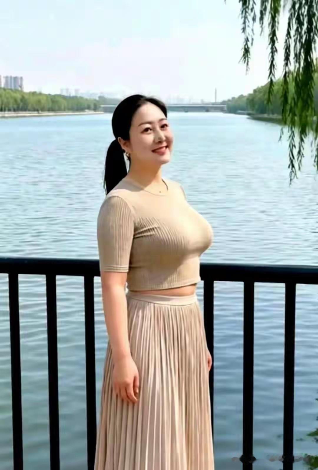 不要轻易和别人吃饭不要有任何的应酬假如有第三方参加的饭局绝对不要参加我们