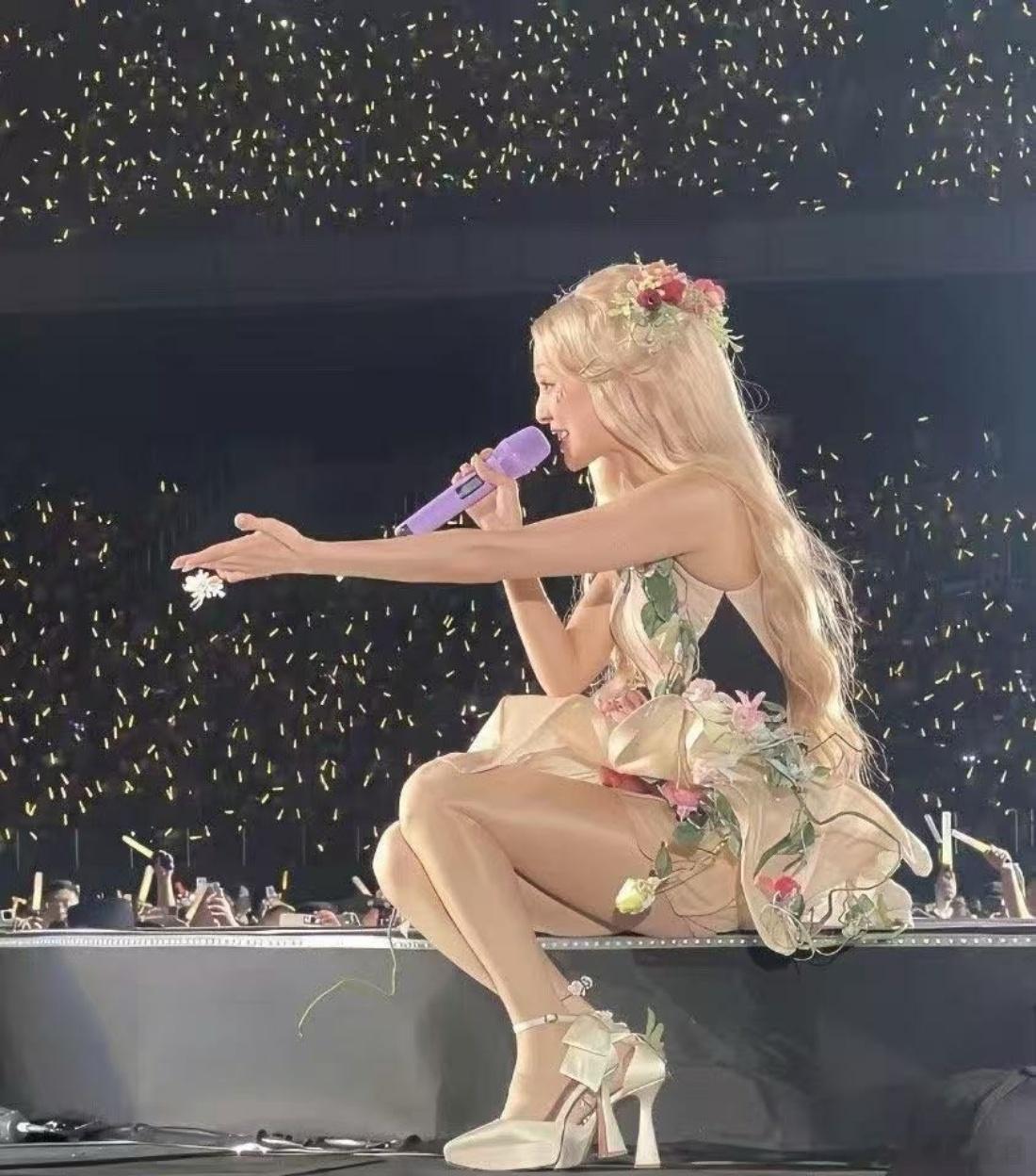 张韶涵这是穿了全身丝袜吗，怎么做到这么肤色一致的！不老女神也老了！