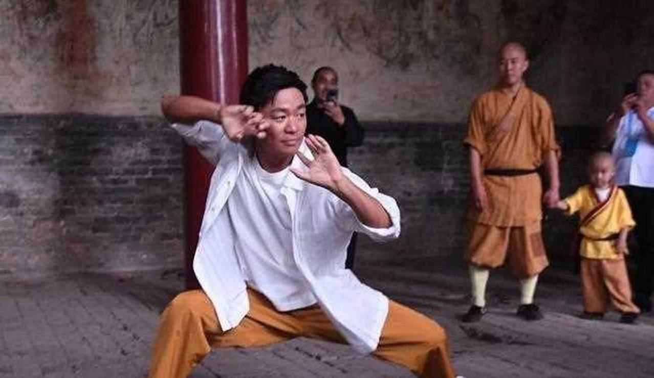 郭德纲问王宝强能打几个人，王宝强笑着说"看缘分"。郭德纲没放过，追问："你试
