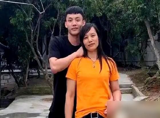 CBA最乱辈分：杜锋喊胡明轩妈叫嫂子，网友管徐杰妈叫姐姐。你看徐杰晒的照片，