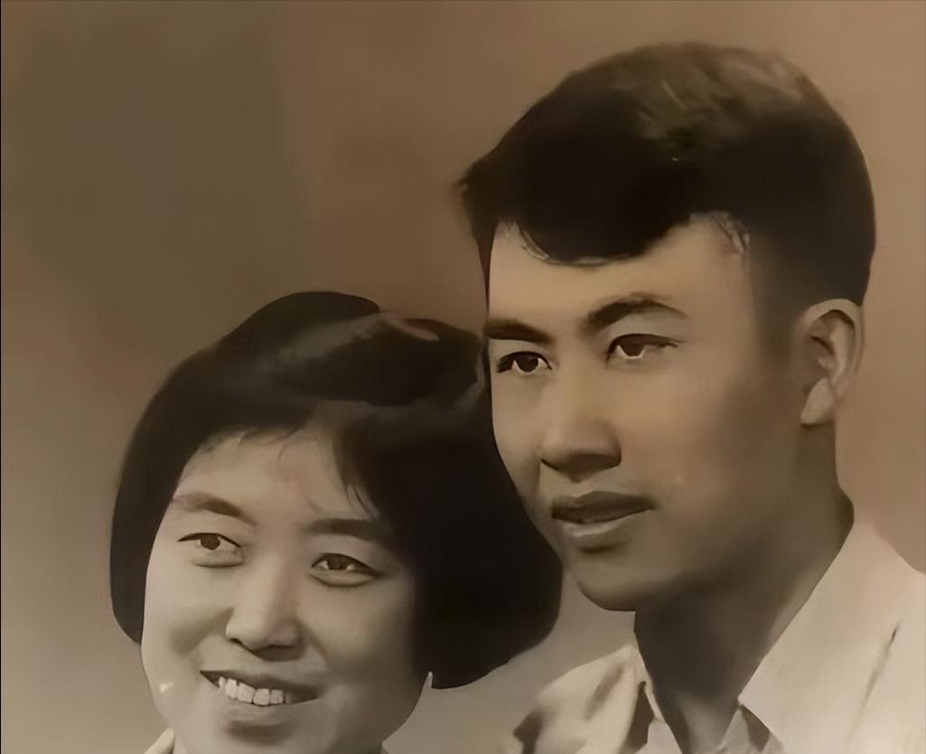 1964年，张连芳在政委带领下来到一小房间里和爱人张文波见面。由于两人都是飞行员