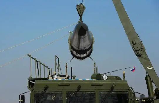 普京一言不发，用“榛树”导弹远程打击乌克兰，西方集体沉默！