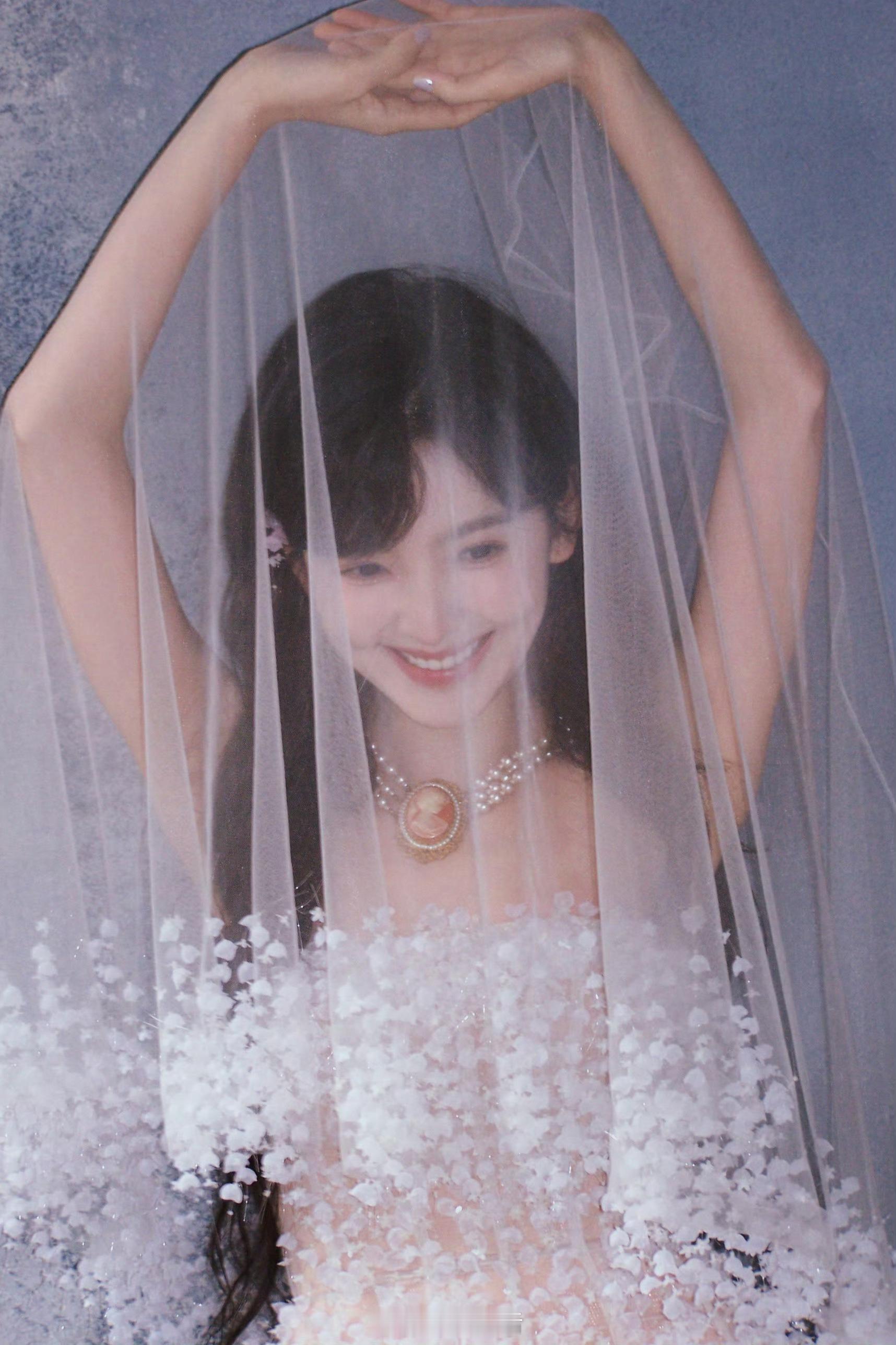 这个章若楠，美的像精灵公主。这种明媚的美太惊艳啦。​​​