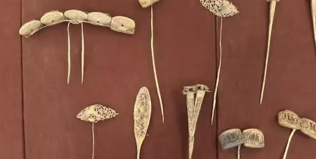江苏句容，男子买来探测器“野外寻宝”，结果还真被他找到一个陶罐，里面有39件首饰