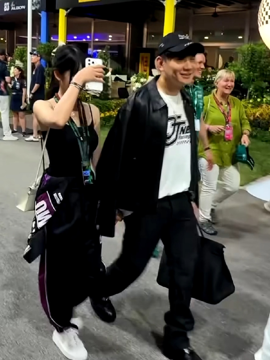 林俊杰带女朋友七七现身新加坡F1赛场，大方牵手秀恩爱！感觉他这位小女友性格好内向啊，表现得非常害羞，