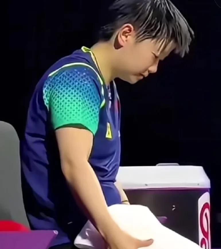 含着泪看完整个视频，他们真的是在拿命打球啊！太心疼这俩孩子了！她赛场上打到精疲