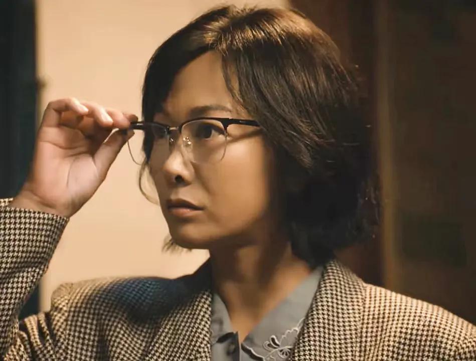 齐欢在《交锋》里面应该还有一个特别的身份吧，剧中她饰演的李凤歌，出场介绍上只说是