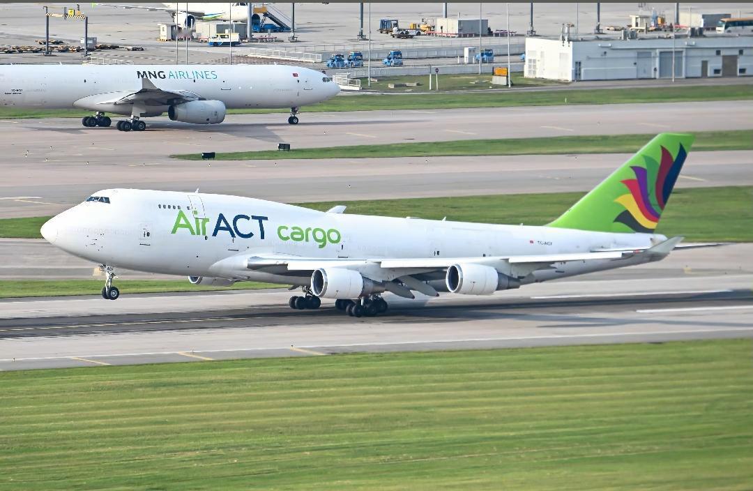 中国香港一架波音747-481型客机（注册号：TC-ACF），执飞阿联酋航空EK