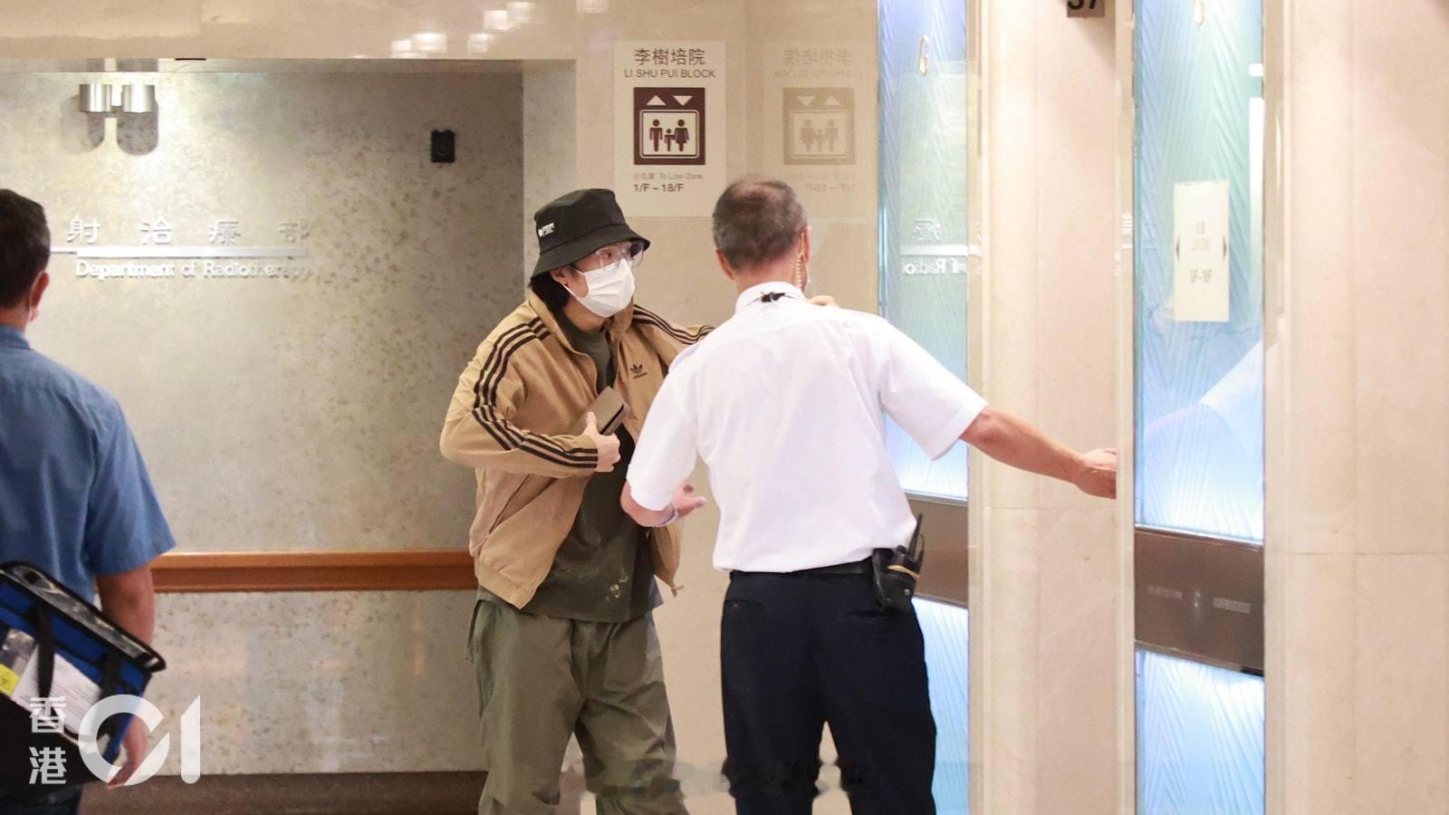 黄子华探望许绍雄黄子华医院探望许绍雄黄子华现身医院探望许绍雄。​​​