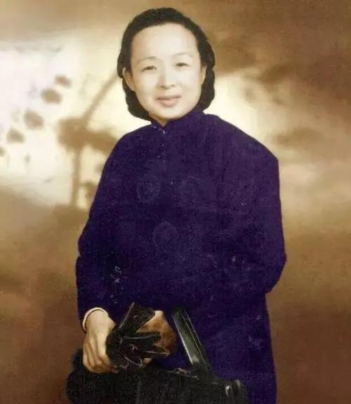 1949年，谢晋元的遗孀，请求市长陈毅，给她一个房子。陈毅当即下令，把吴淞路46