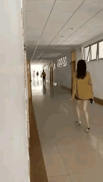 网友:要是当年有这样的老师，我小孩至少能上大学！[捂脸哭][捂脸哭][捂脸哭]