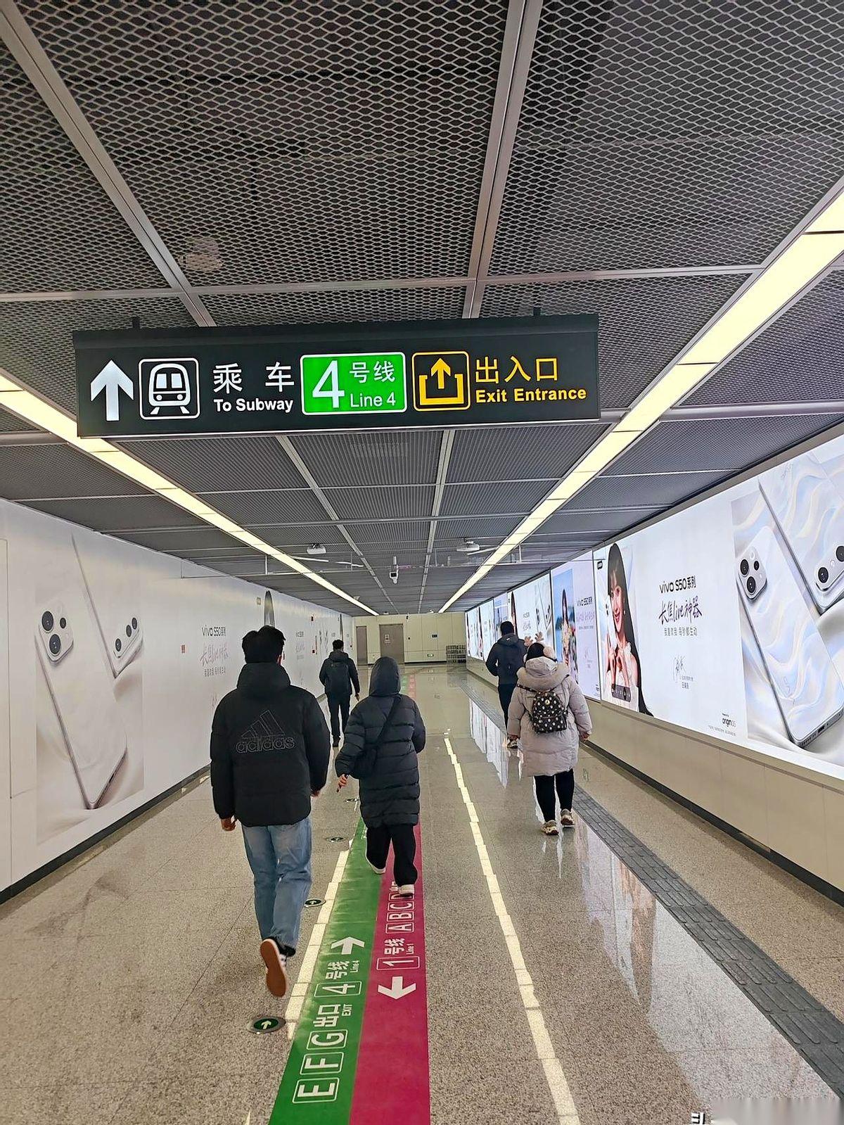 济南地铁4号线，我跟你们说，上车前千万看准了再上！它分两种车，一种去彭家庄，一