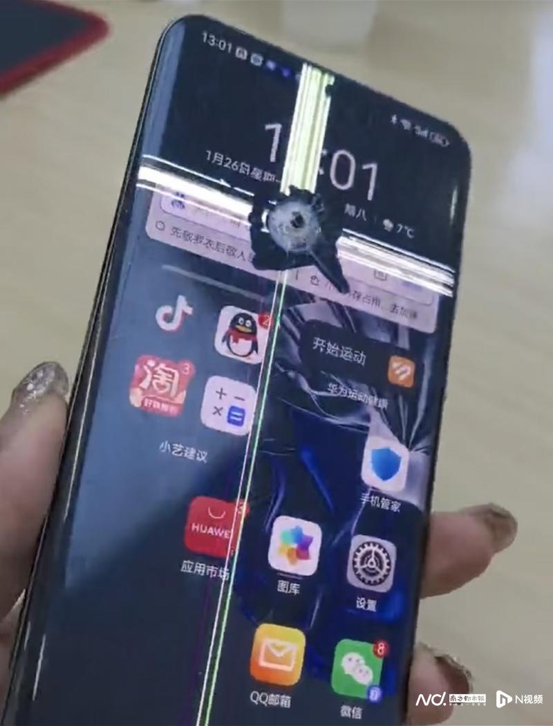 华为手机极限测试：被扎穿孔仍能用，网友称‘机坚强’