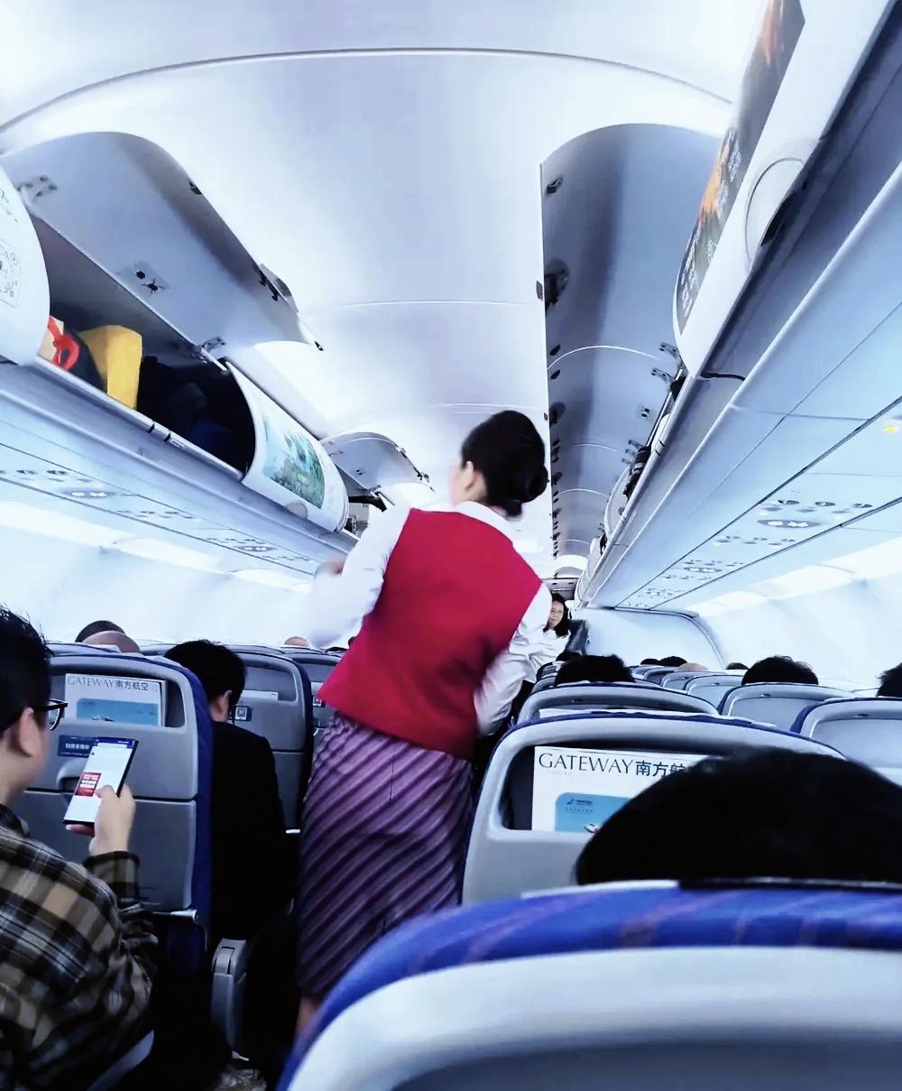 南航内部爆料：空乘带航班剩余物品回家成常态，堪称隐形福利南航内部消息流出，