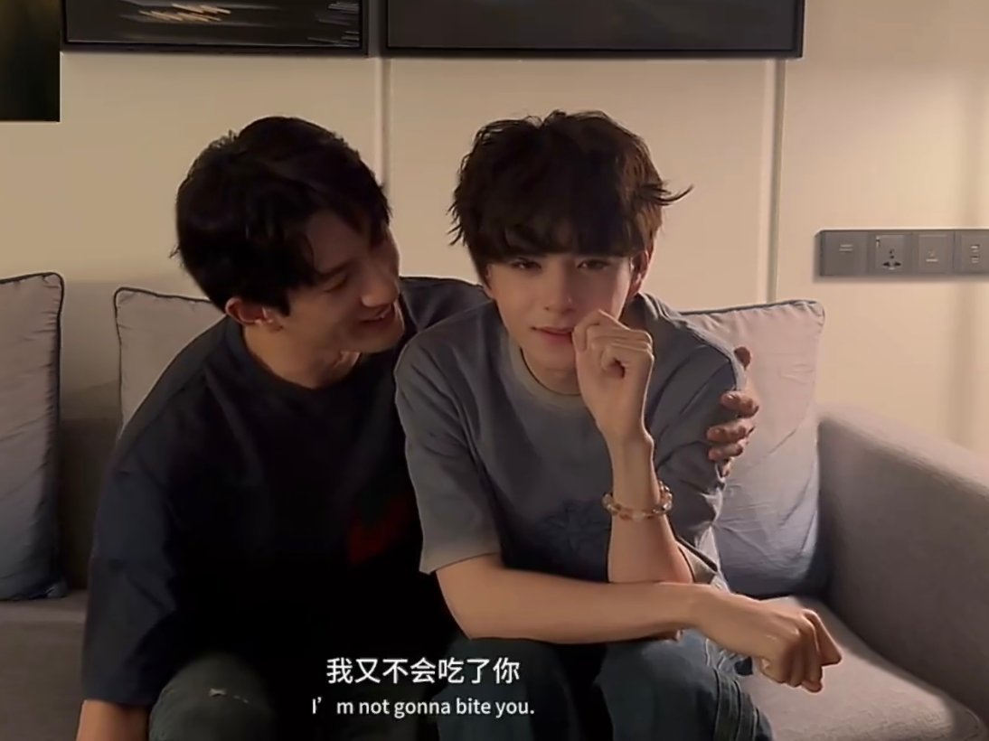 以目前人类的经验来看，会说这句话的都会吃人，尤其是配上这个动作这个神态，感觉马上