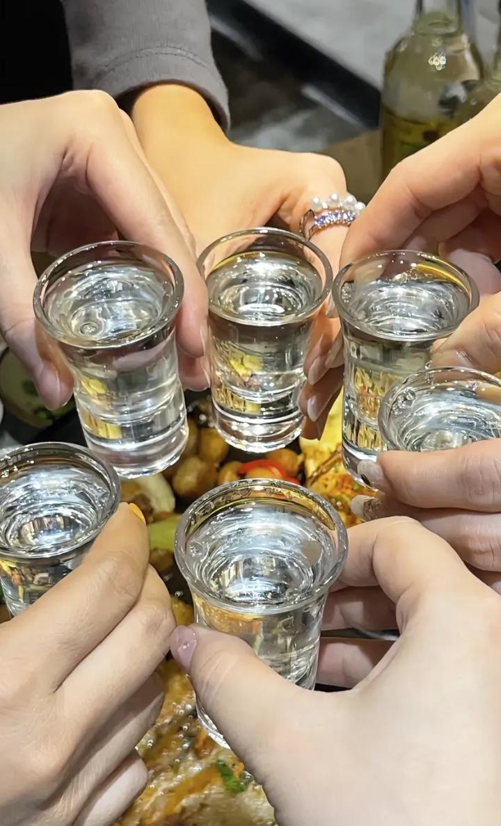 新疆库尔勒，女子醉酒驾驶被交警查获后，为躲避处罚，她托朋友找人帮忙摆平此事。介绍