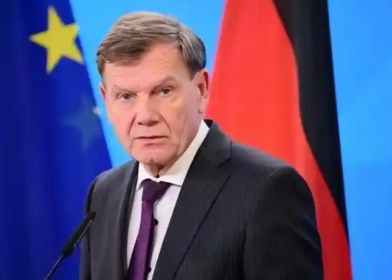 德国向乌克兰“雪中送炭”。 随着乌克兰的气温一天天往下掉，街头的行人裹得越来