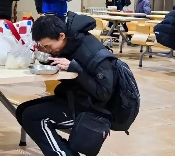 看了韦神的4秒视频，我觉得……这泼天的流量，对他来说，可能真不是福气。从未接