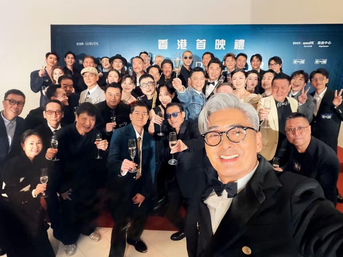 大合照里看到刘德华，这次真的把《寒战》原阵容都集齐了。