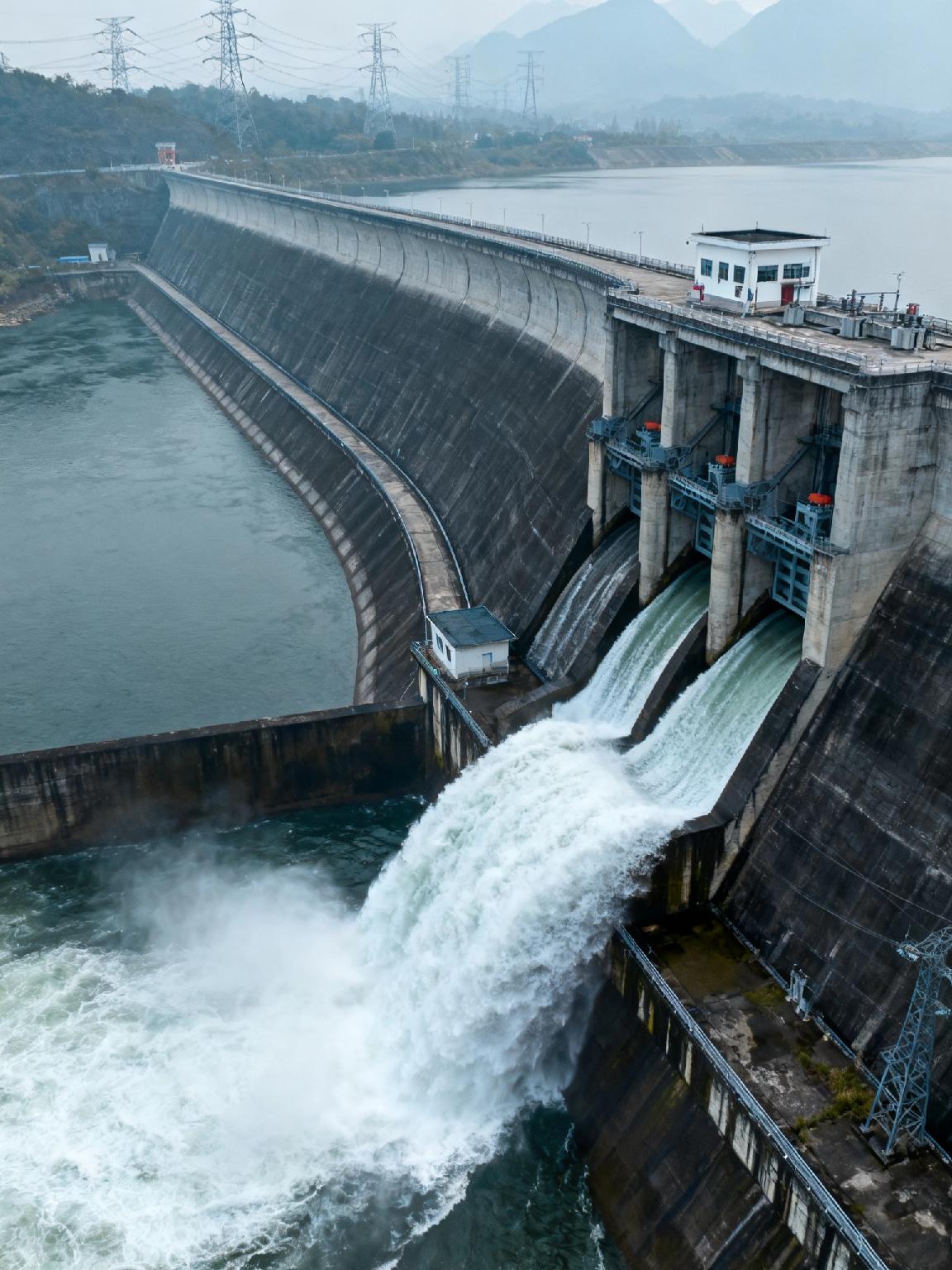 福建75亿水库大坝遭指偷工减料，监理受贿失责堪忧。朱元璋建金陵皇城时，胡惟庸推行