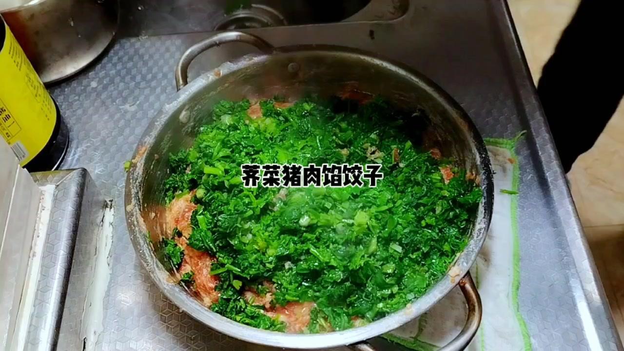 荠菜处理：1️⃣野菜有点难洗，煎着煎着的，多淘洗几道。2️⃣清洗干净后焯水，