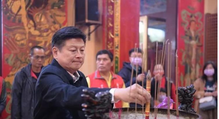林右昌边拜关公边呛不忠不义　傅崑萁轰：拿宫庙当罢免舞台的小丑民进党秘书长林右昌